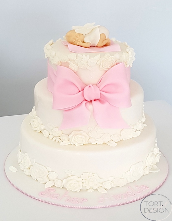 Tort-de-Botez-cu-Bebelușă-îngeraș-și-fundiță-roz-și-floricele-tort esign